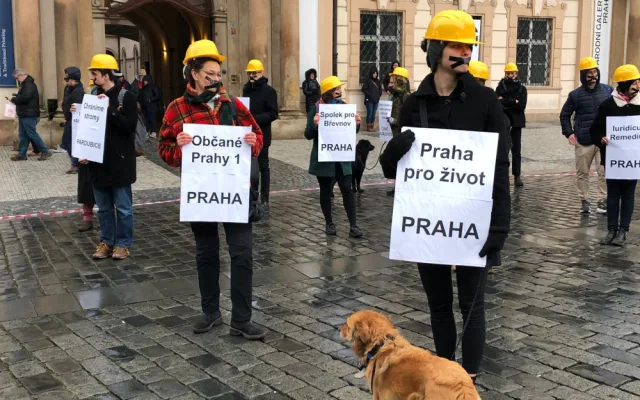 VIDEO: V centru Prahy protestovaly proti novele stavební zákona desítky lidí