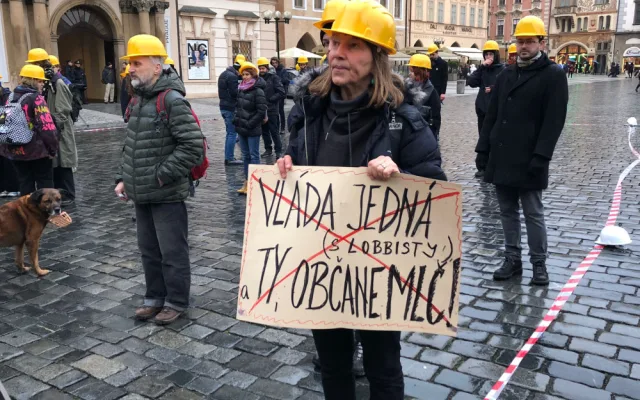 VIDEO: V centru Prahy protestovaly proti novele stavební zákona desítky lidí