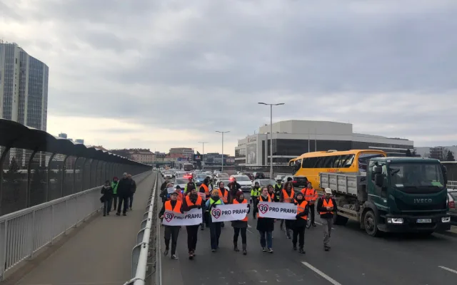 VIDEO: Aktivisté opět blokovali dopravu, tentokrát na Nuselském mostě