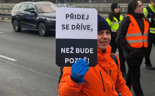 VIDEO: Aktivisté opět blokovali dopravu, tentokrát na Nuselském mostě