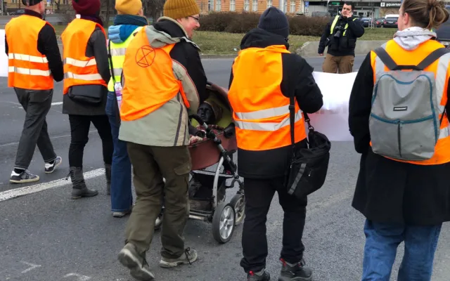 VIDEO: Aktivisté opět blokovali dopravu, tentokrát na Nuselském mostě