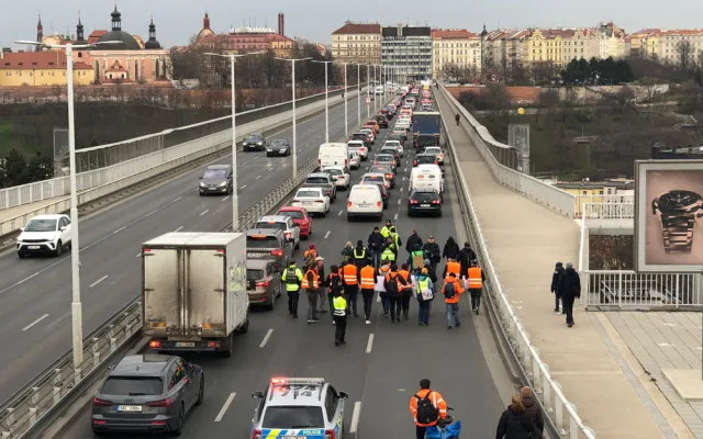 VIDEO: Aktivisté opět blokovali dopravu, tentokrát na Nuselském mostě