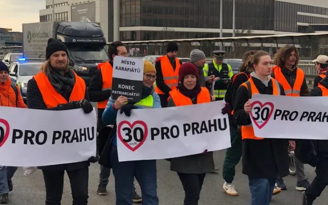 VIDEO: Aktivisté opět blokovali dopravu, tentokrát na Nuselském mostě