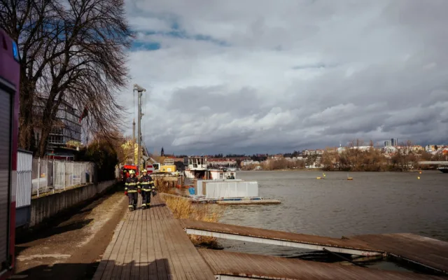 VIDEO: Loď na Vltavě začala po havárii nabírat vodu a pouštět olej do řeky