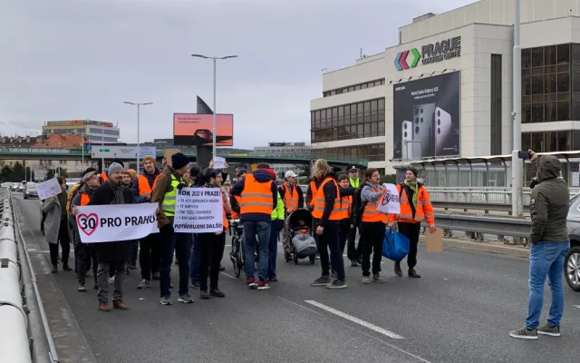 VIDEO: Blokády dopravy v Praze pokračují. Auta na Nuseláku jedou krokem