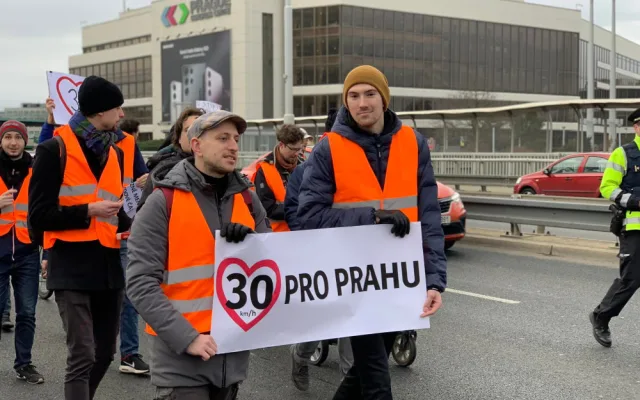 VIDEO: Blokády dopravy v Praze pokračují. Auta na Nuseláku jedou krokem