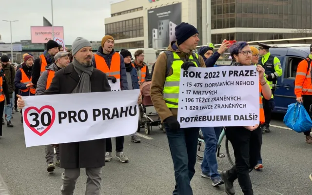 VIDEO: Blokády dopravy v Praze pokračují. Auta na Nuseláku jedou krokem