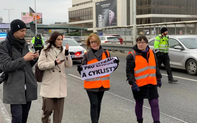 VIDEO: Blokády dopravy v Praze pokračují. Auta na Nuseláku jedou krokem