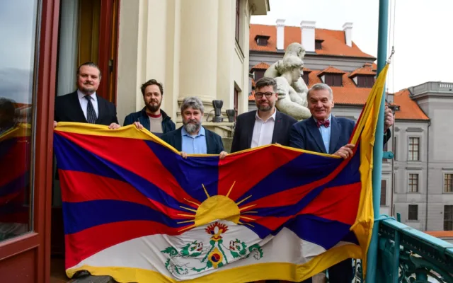 Praha si připomíná krvavé potlačení tibetského povstání. Radnice vyvěsily vlajky