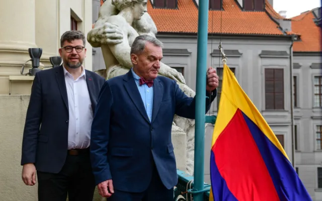 Praha si připomíná krvavé potlačení tibetského povstání. Radnice vyvěsily vlajky
