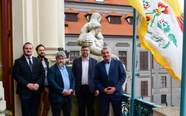Praha si připomíná krvavé potlačení tibetského povstání. Radnice vyvěsily vlajky
