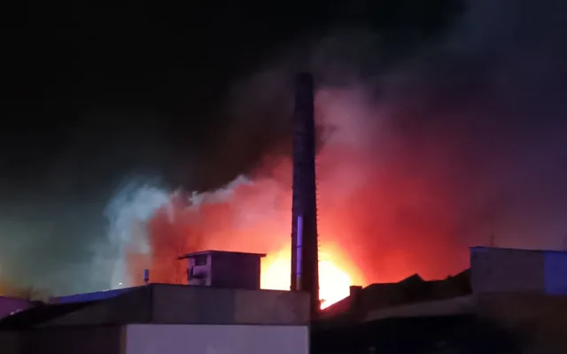 U požáru haly u Prahy zasahuje sto hasičů. Lidé mají doporučení nevětrat