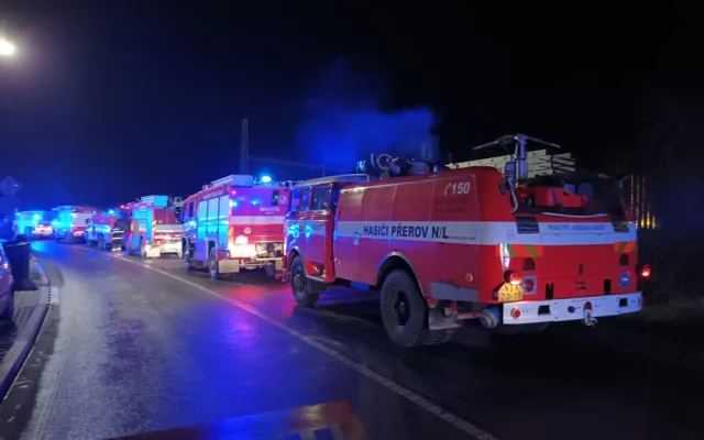 U požáru haly u Prahy zasahuje sto hasičů. Lidé mají doporučení nevětrat