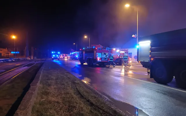 U požáru haly u Prahy zasahuje sto hasičů. Lidé mají doporučení nevětrat