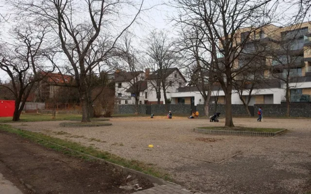 Děti v parku Dlážděnka se hřiště jen tak nedočkají. Výstavbu brzdí žaloba