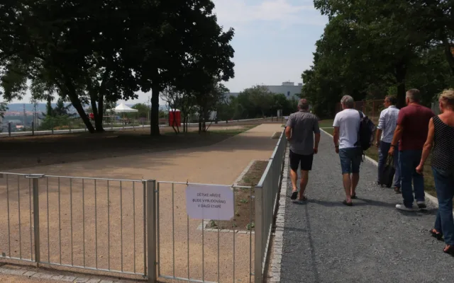 Děti v parku Dlážděnka se hřiště jen tak nedočkají. Výstavbu brzdí žaloba