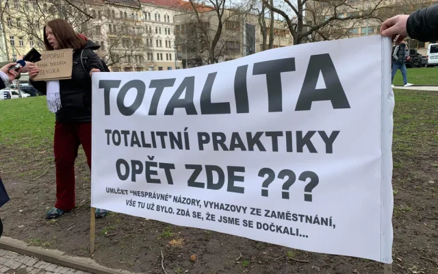 Na místo dorazili i Ševčíkovi podporovatelé.
