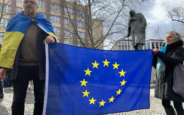 Studenti demonstrují před budovou VŠE za odchod děkana Ševčíka