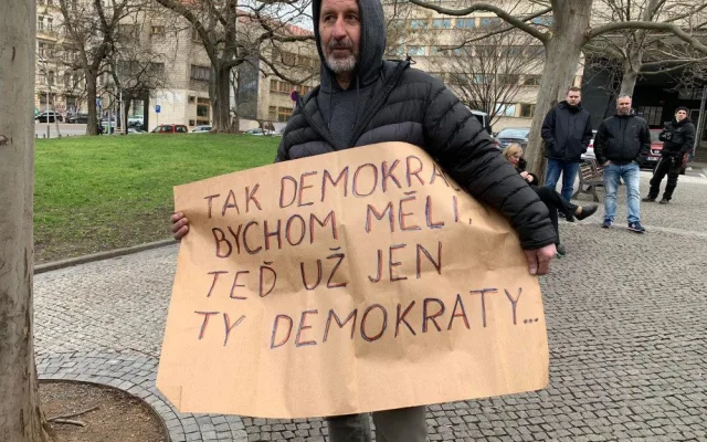 Studenti demonstrují před budovou VŠE za odchod děkana Ševčíka