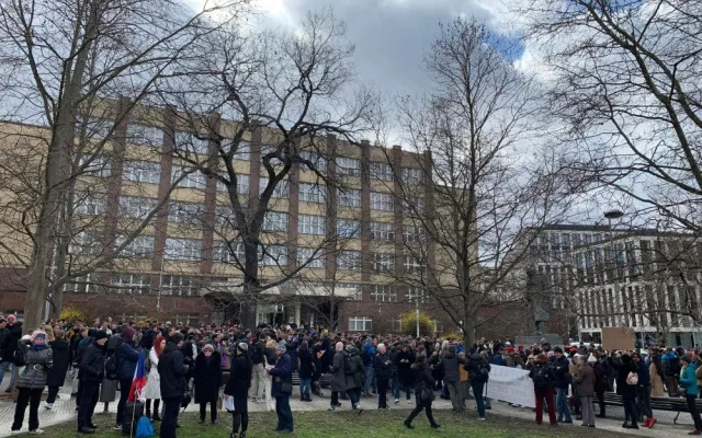 Studenti demonstrují před budovou VŠE za odchod děkana Ševčíka