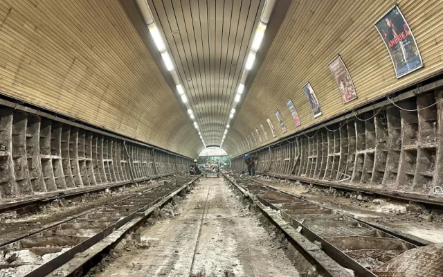 U metra Jiřího z Poděbrad už nebudou přístřešky. Dopravnímu podniku to prodraží údržbu o milion