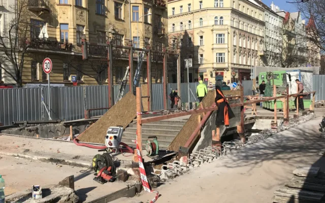 U metra Jiřího z Poděbrad už nebudou přístřešky. Dopravnímu podniku to prodraží údržbu o milion