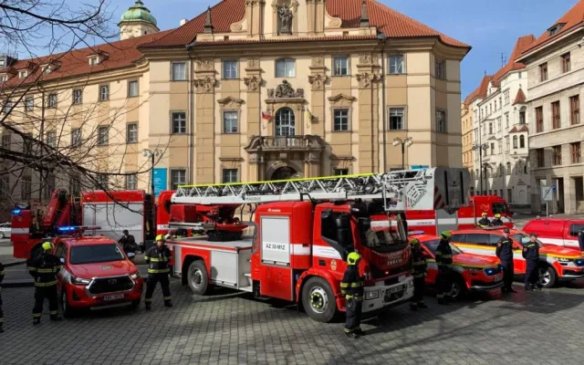 VIDEO: Pražští hasiči si připomínají významné výročí. Vyrazili na spanilou jízdu městem
