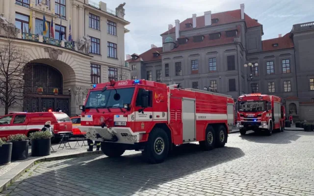 VIDEO: Pražští hasiči si připomínají významné výročí. Vyrazili na spanilou jízdu městem