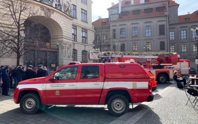 VIDEO: Pražští hasiči si připomínají významné výročí. Vyrazili na spanilou jízdu městem