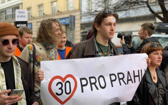 VIDEO: Aktivisté zahájili šestý pochod za třicítku v Praze. Přišli i odpůrci
