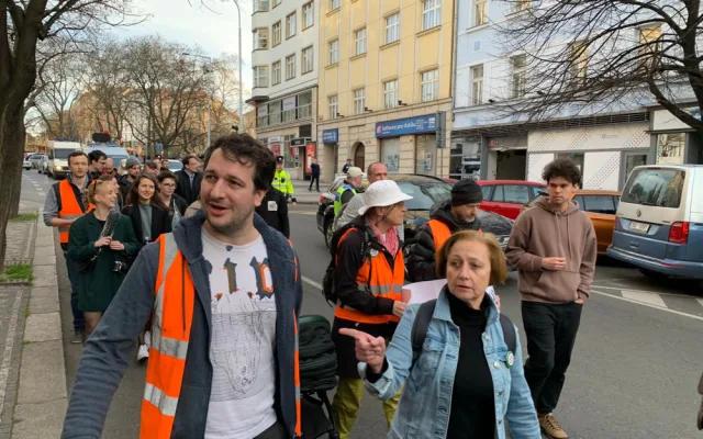VIDEO: Aktivisté zahájili šestý pochod za třicítku v Praze. Přišli i odpůrci