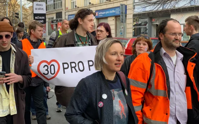 VIDEO: Aktivisté zahájili šestý pochod za třicítku v Praze. Přišli i odpůrci