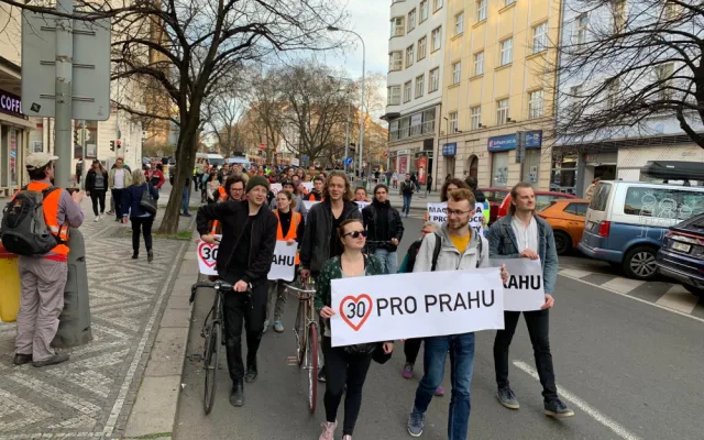 VIDEO: Aktivisté zahájili šestý pochod za třicítku v Praze. Přišli i odpůrci