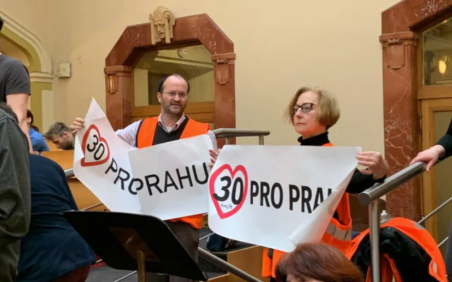 VIDEO: Aktivisté usilující o zavedení třicítky v Praze přišli na zastupitelstvo