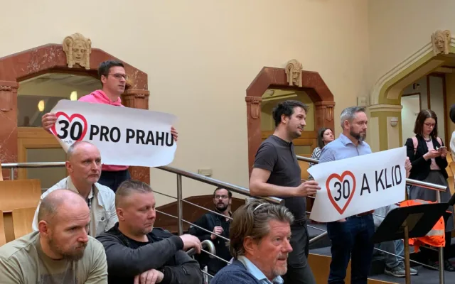 VIDEO: Aktivisté usilující o zavedení třicítky v Praze přišli na zastupitelstvo