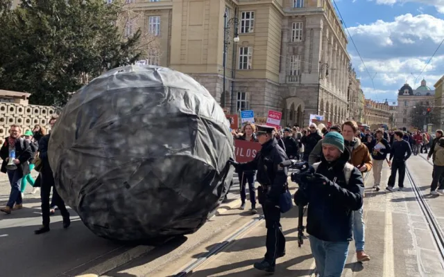 VIDEO: Vysokoškolští učitelé humanitních oborů vyšli do ulic za vyšší platy