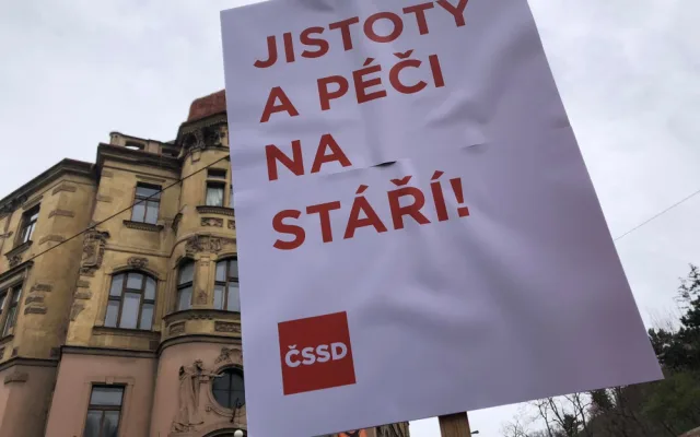 VIDEO: Odboráři protestují proti reformě důchodů před úřadem vlády, ta ale zasedá v Jeseníku