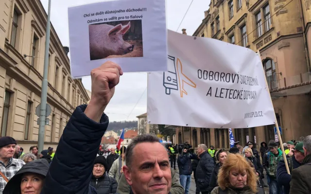 VIDEO: Odboráři protestují proti reformě důchodů před úřadem vlády, ta ale zasedá v Jeseníku