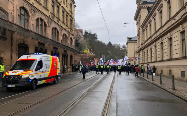 VIDEO: Odboráři protestují proti reformě důchodů před úřadem vlády, ta ale zasedá v Jeseníku