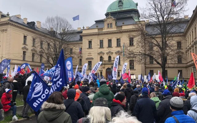 VIDEO: Odboráři protestují proti reformě důchodů před úřadem vlády, ta ale zasedá v Jeseníku