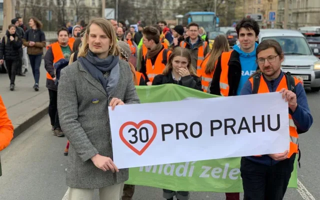 VIDEO: Aktivisté usilující o třicítku v Praze opět blokují dopravu
