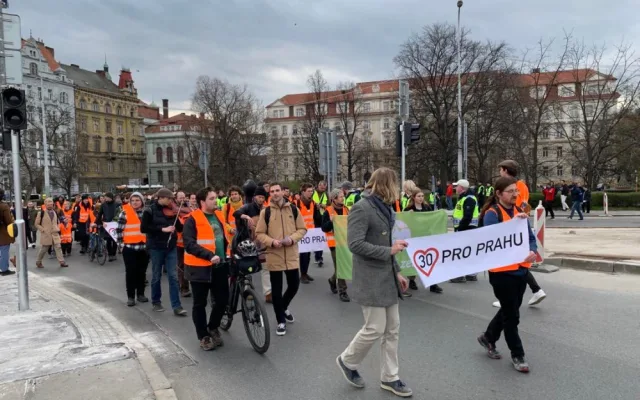 VIDEO: Aktivisté usilující o třicítku v Praze opět blokují dopravu