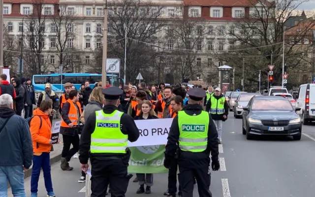 VIDEO: Aktivisté usilující o třicítku v Praze opět blokují dopravu