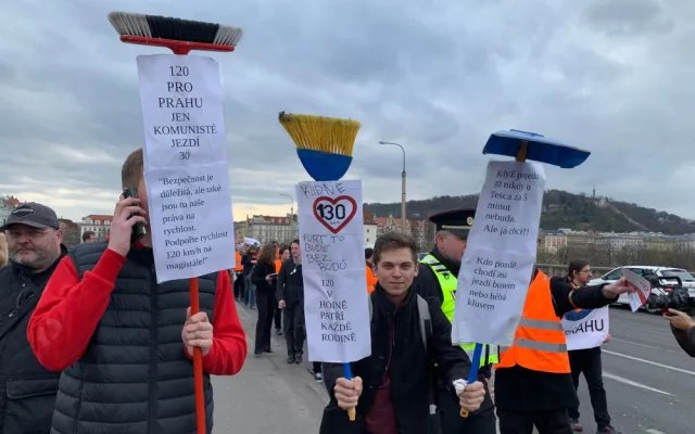 VIDEO: Aktivisté usilující o třicítku v Praze opět blokují dopravu