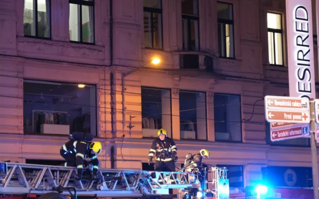 VIDEO: Zásah u nočního požáru Duplexu hasičům komplikovali opilí turisté. Evakuovalo se přes tři sta lidí
