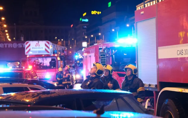 VIDEO: Zásah u nočního požáru Duplexu hasičům komplikovali opilí turisté. Evakuovalo se přes tři sta lidí