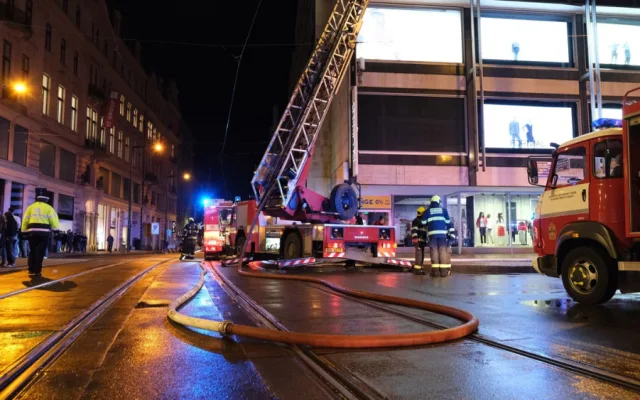 VIDEO: Zásah u nočního požáru Duplexu hasičům komplikovali opilí turisté. Evakuovalo se přes tři sta lidí