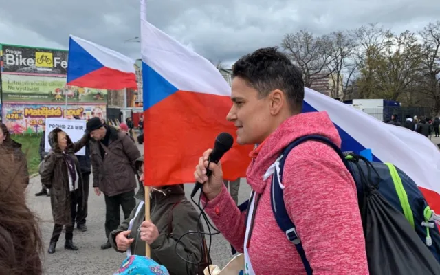VIDEO: „Chcimíři“ táhnou Prahou. Chceme nenávist prostě nějak zlikvidovat, vyzývají