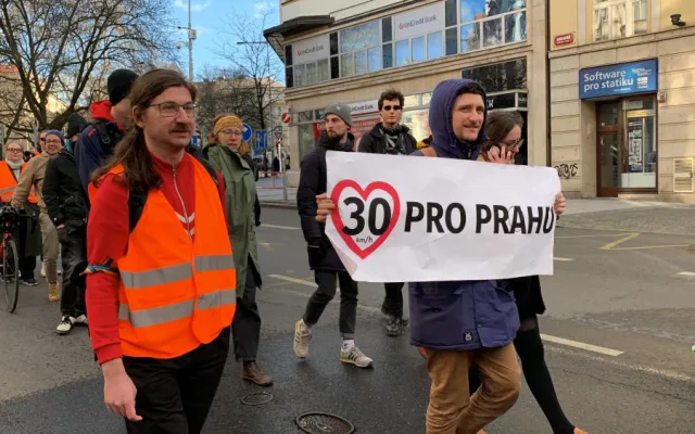 VIDEO: Aktivisté už poosmé blokují provoz v Praze. Stále usilují o zavedení třicítky v Praze