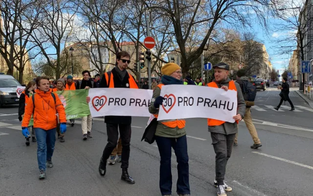 VIDEO: Aktivisté už poosmé blokují provoz v Praze. Stále usilují o zavedení třicítky v Praze